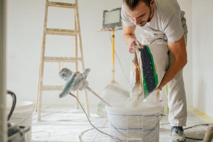 Ein Maler rührt Farbe an