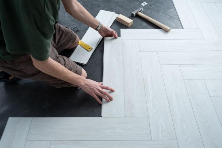 Ein Fliesenleger verlegt neue Fliesen